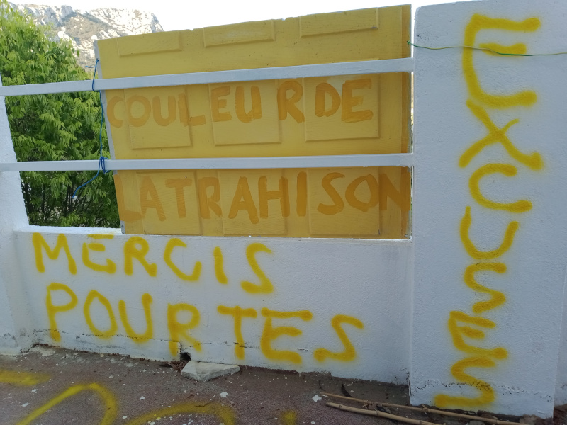 balcon salon jaune trahison